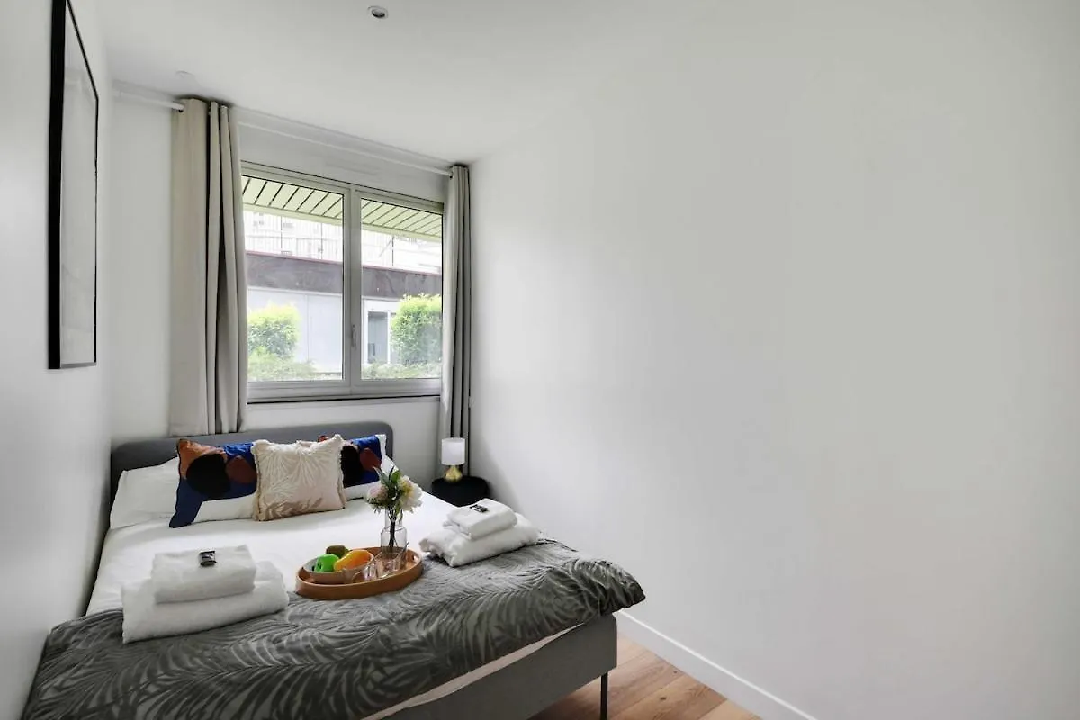 Beautiful 3Br 8P Nation Apartment Parijs