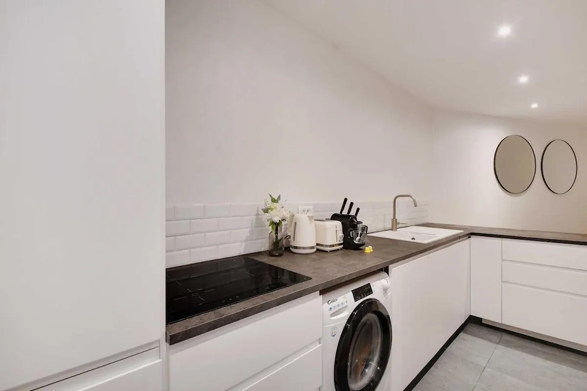 Beautiful 3Br 8P Nation Apartment Parijs