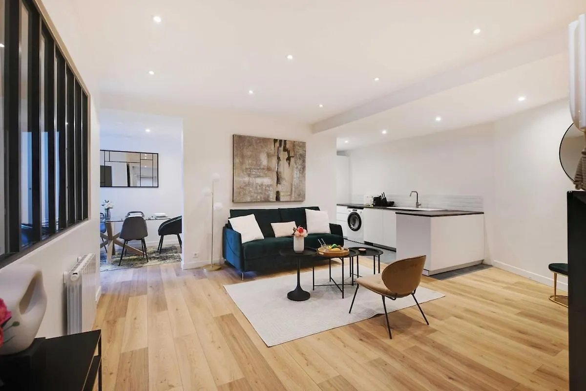 Beautiful 3Br 8P Nation Apartment Parijs