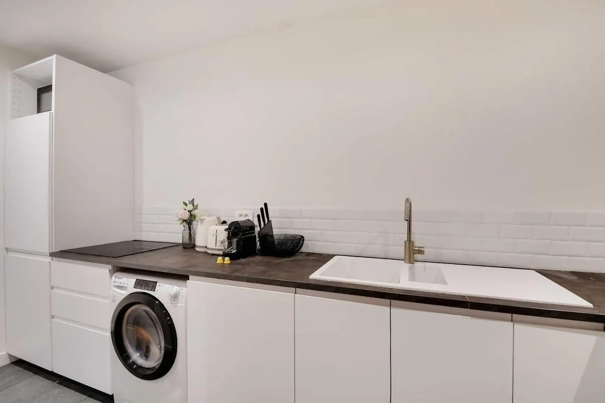 Beautiful 3Br 8P Nation Apartment Parijs
