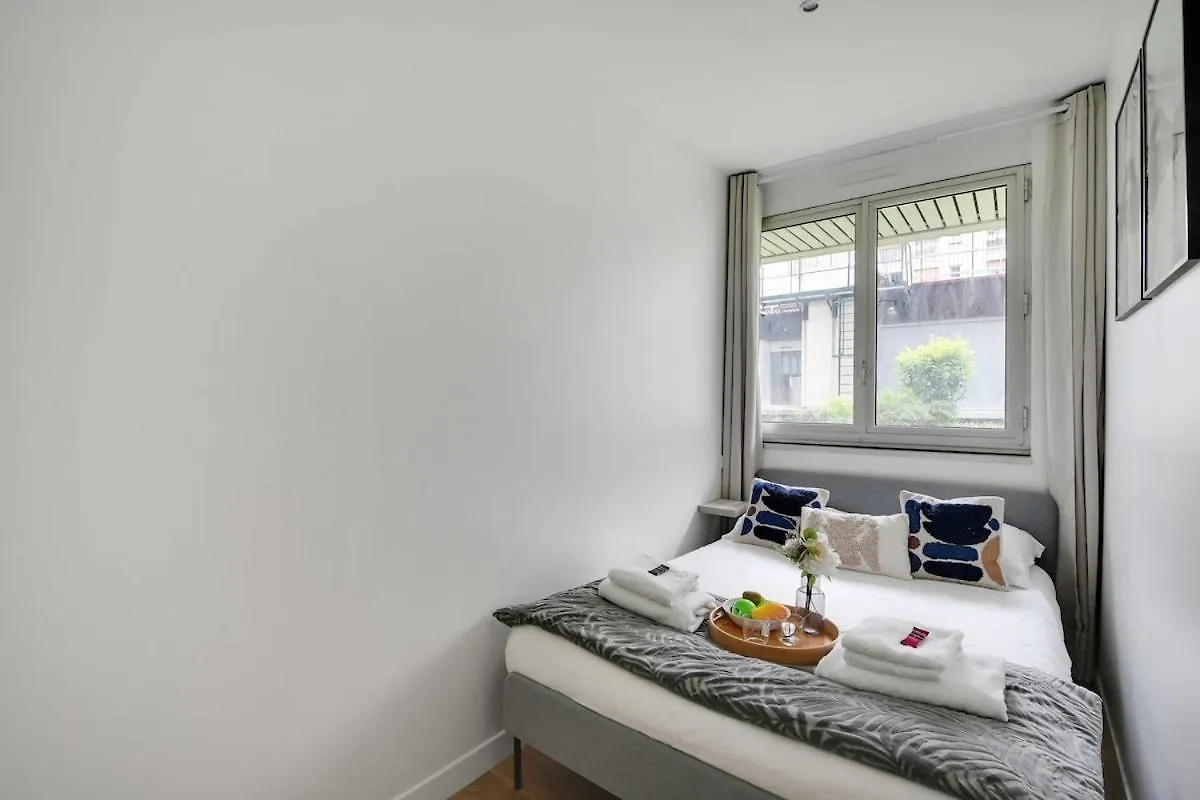 Beautiful 3Br 8P Nation Apartment Parijs